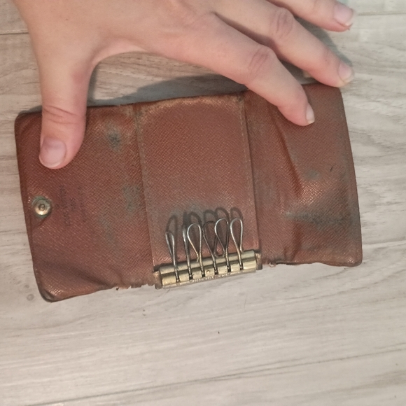 LOUIS VUITTON Key Case Monogram Beige Monogram Canvas Authentic - Picture 7 of 9